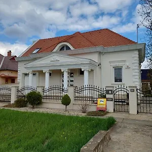 Gombos Apartman Apartament